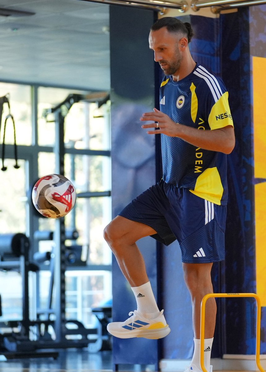 💪 Fenerbahçe'nin yeni transferi Vedat Muriqi, Samandıra'da bireysel olarak çalışmalara başladı. futbolsonhaber.com